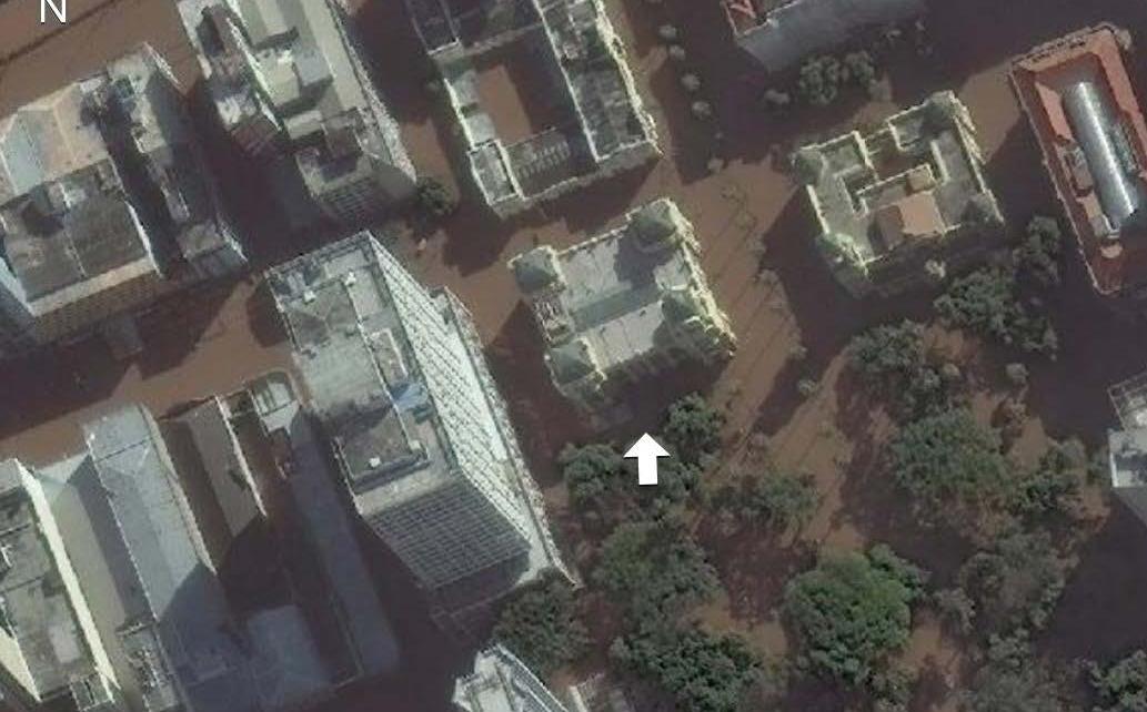 Satellite image of the Rio Grande do Sul Museum of Art (dated 8 May 2024) showing flooding. Scale: 50m. Arrow points to the building.