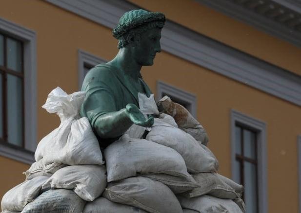 A monument of the city founder Duke de Richelieu is seen covered with sand bags for protection, amid Russia's invasion of Ukraine, in central Odesa, Ukraine on March 9, 2022. (Liashonok Nina/REUTERS)